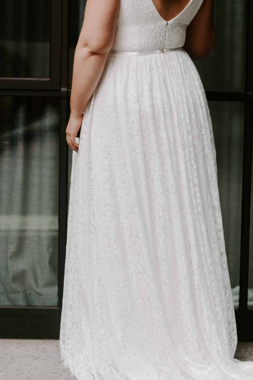 Karen-Willis-Holmes-Nadia-Curve-wedding-dress-3 - PaperswanBride