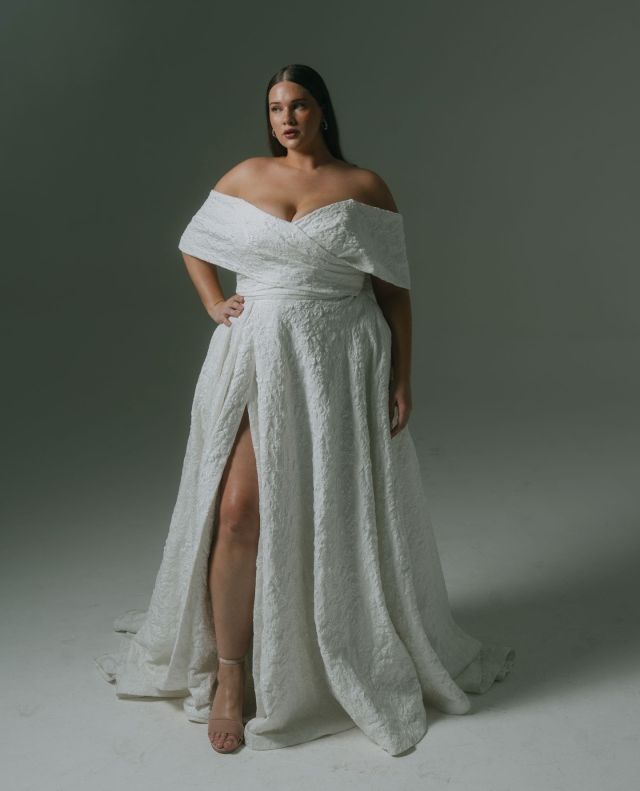 POV: You found your dream dress and she's even better than you imagined. 😍⁠
Cassi V2 is made made from a light-medium weight jacquard fabric with perfectly draped off the shoulder sleeves and pockets to add a touch of modern fun. ⁠
⁠
Available in Wellington and Christchurch.⁠
Plan your visit at www.paperswanbride.co.nz