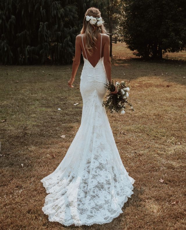 Designed to hug in all the right places, the CLO gown is as comfortable as it is striking. Its stretch lace moves with you, giving you that effortlessly sculpted silhouette while keeping you free to dance the night away.⁠
⁠
Book your appointment at www.paperswanbride.co.nz to try her on⁠
⁠
------------⁠
⁠
#graceloveslace #paperswanbride #nzweddings #bridaltrends2025 #nzbridal #wellingtonweddings #christchurchweddings