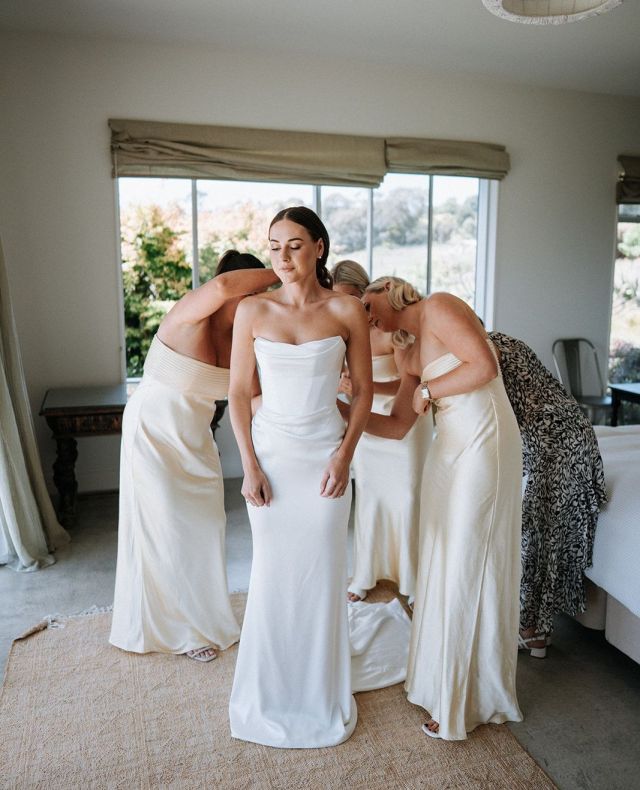 Real Bride // Jenny ❤️⁠
⁠
📷️: @meredithlord⁠
⁠
------⁠
⁠
#paperswanbride #chosenbykyha #christchurchbrides #nzweddings #wellingtonweddings #aucklandweddings #christchurchweddings #hawkesbayweddings #2025brides #2025bridetobe