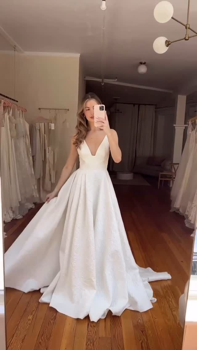 She’s a classic—with a twist. Georgia by Truvelle stuns in pearly jacquard, a wide waistband, and that irresistible side slit. Old-school glam meets modern edge ✨ Try her on and feel the magic. 

———
#paperswanbride #truvellebridal #2025bride #bridalreels #nzwedding #wellingtonweddings #aucklandweddings