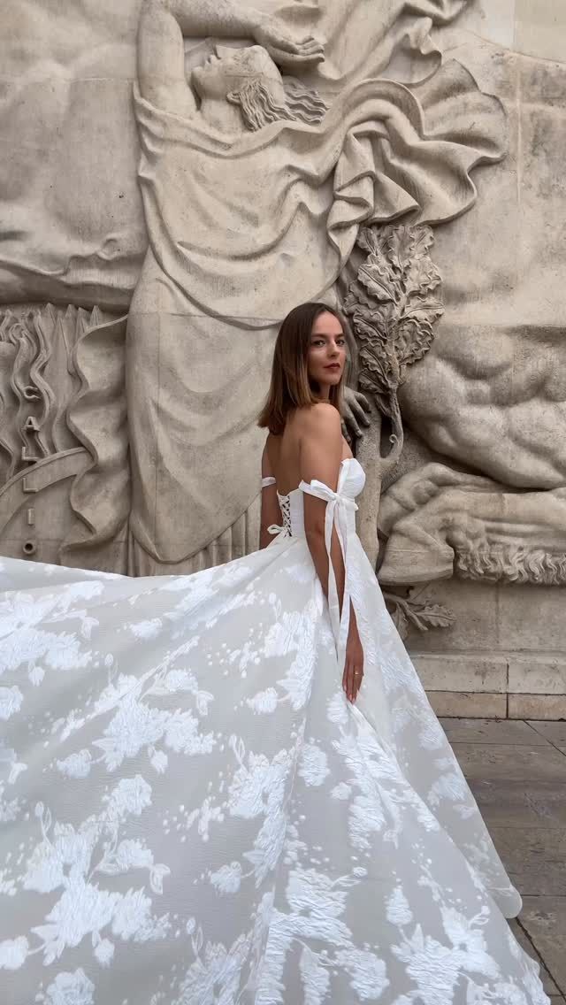 Modern romance with a nostalgic twist 🌸

Much like the flower she’s named after, the Gardenia gown is soft, striking, and unforgettable. With a sculpted strapless bodice and exposed boning, she channels timeless femininity — while a pleated jacquard skirt, flirty side slit, and dramatic 80-inch train bring the drama.

Add the sweetest finishing touches with optional bow-tied straps, and choose between a lace-up or zip back to suit your vibe. Oh — and yes, she has pockets. 

——
#paperswanbride #aucklandweddings #wellingtonweddings #nzweddings #christchurchwedding #bridalreels