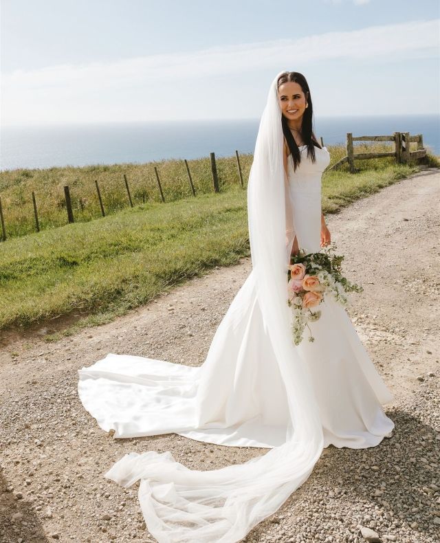Real Bride // Alisa ❤️⁠
⁠
📷️: @biancamarephotography⁠
⁠
----⁠
⁠
#realbride #paperswanbride #boomrock #wellingtonweddings #nzweddings #christchurchweddings #2025brides