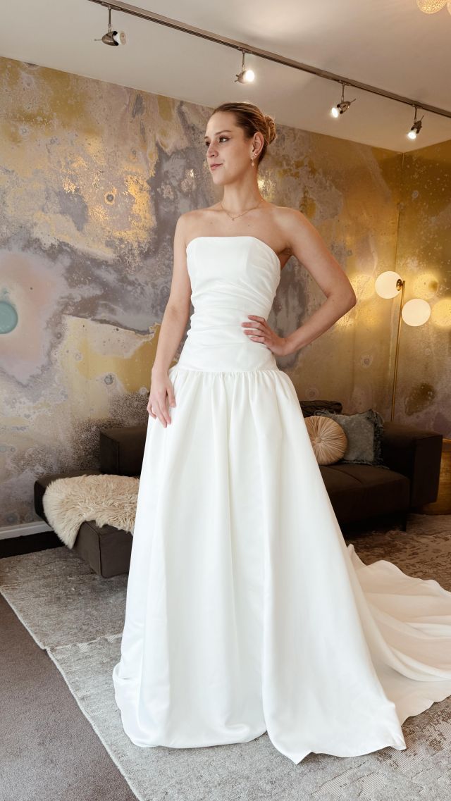 In case you missed it… @madewithlovebridal ‘s AVERY just landed in our Wellington boutique and she’s serving sculptural elegance in the dreamiest duchess satin. 🤍

Think sleek strapless bodice, drop waistline, and movement that catches the light just so. And yes, she’s customisable — choose from 4 waistline options to make her 100% you.

Run, don’t walk. Link in bio to book your try-on.

——
#paperswanbride #wellingtonweddings #nzweddings #bridalreels #2025brides #bridaltrends #christchurchwedding