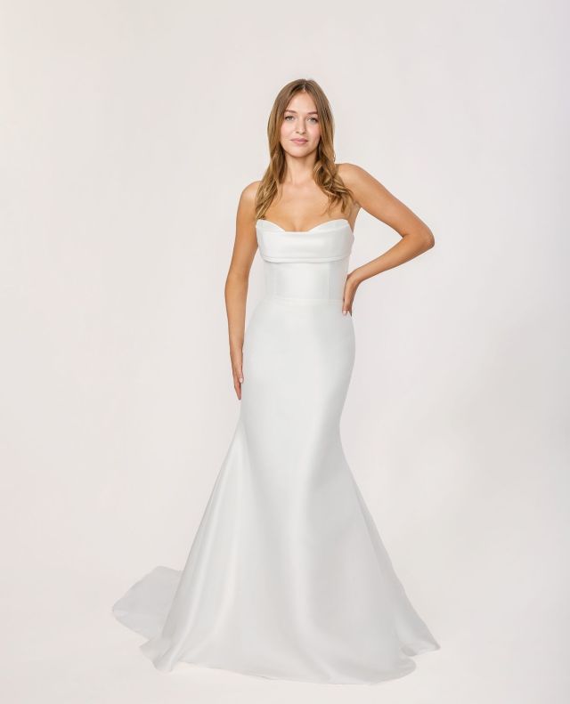 You loved her in crepe, now she also comes in a fitted mikado skirt (and A-line, for our A-line girlies!).⁠
⁠
Alexa in fitted mikado skirt is giving us modern and classic all rolled into one gown.⁠
⁠
Come try her in our boutique!⁠
⁠
-----⁠
#paperswanbride #akalexa #alyssakristin #2025brides #bridaltrends #nzweddings #aucklandweddings #wellingtonweddings #christchurchweddings #nzbride⁠