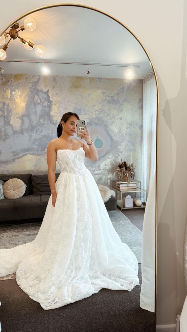 To all our brides, who love lace. This is your sign to try PRIM in our Wellington boutique. ❤️

—-
#paperswanbride #madewithlovebridal #wellingtonweddings #aucklandweddings #nzweddings #queenstownweddings #2025brides #bridalreels