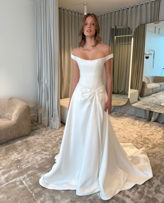 The Burbank Corset by @kyhabride: sleek lines, sculpted fit, limitless combinations. ⁠
Your signature look starts here.⁠
.⁠
.⁠
.⁠
.⁠
.⁠
#paperswanbride #kyhabride #nzweddings #aucklandweddings #wellingtonweddings #christchurchweddings #bridetobe #2025brides
