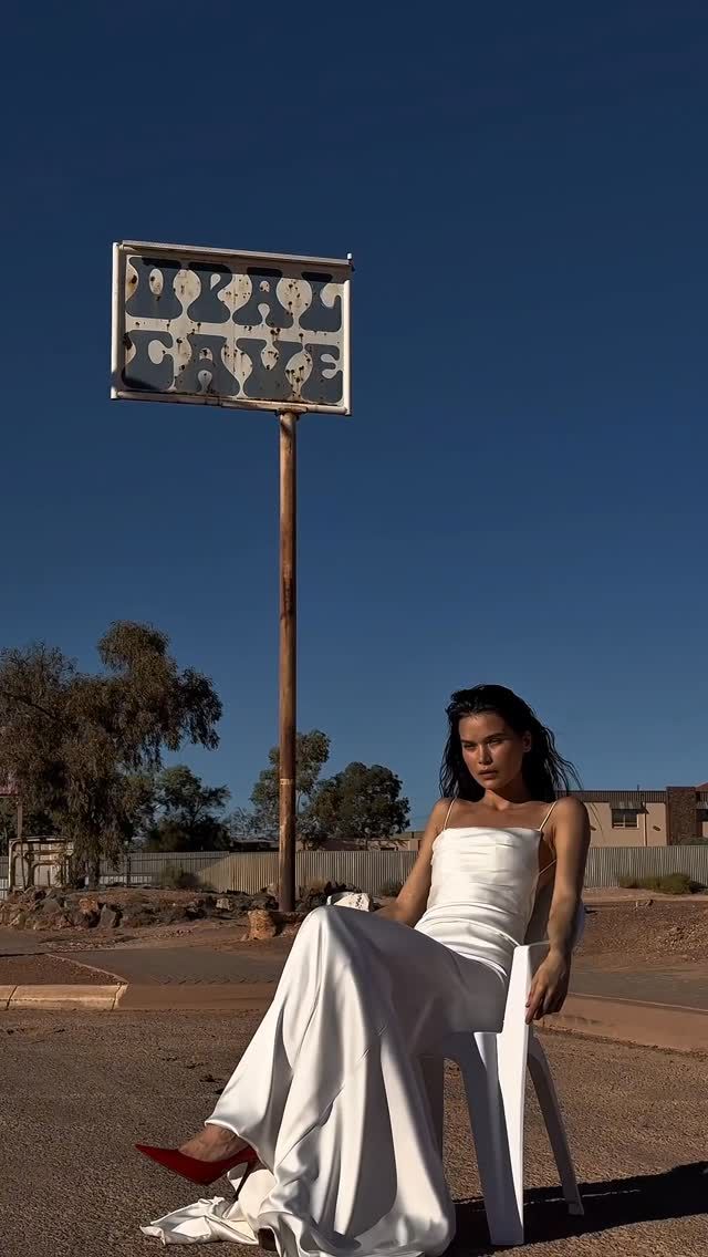 Modern, minimalist, and effortlessly striking - LUNETTE is the gown that proves less is truly more.

—-
Kyha Bride, Paperswan Bride, Modern Bride, New Zealand Bridal Boutique