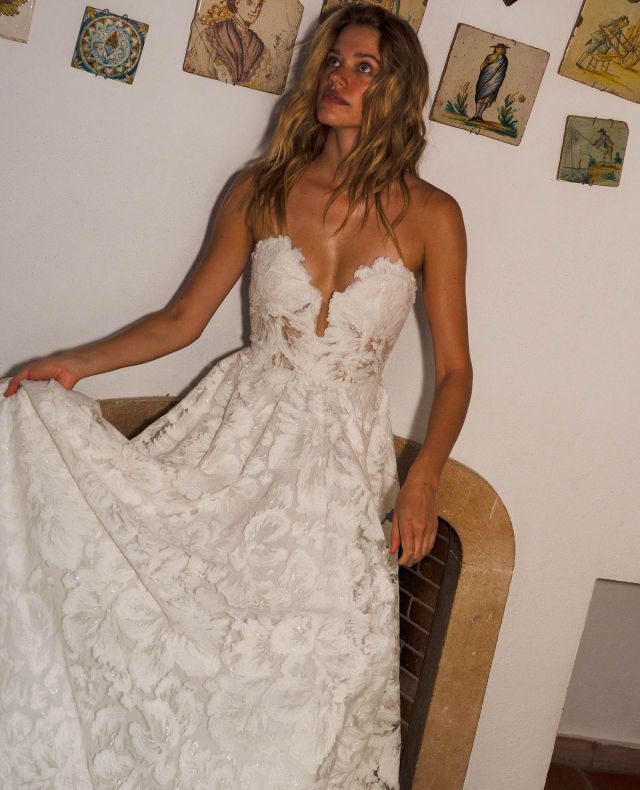 COMO by Grace Loves Lace has everything you didn't know you needed.⁠
⁠
– Hand-moulded floral appliqué⁠
– Built-in support + flexi-boning⁠
– A flowing A-line silhouette⁠
– Lace gloves + removable straps⁠
⁠
Available in our Christchurch boutique.⁠
---⁠
⁠
#graceloveslace #sustainablebridal #paperswanbride #laceweddinggown #nzweddings⁠