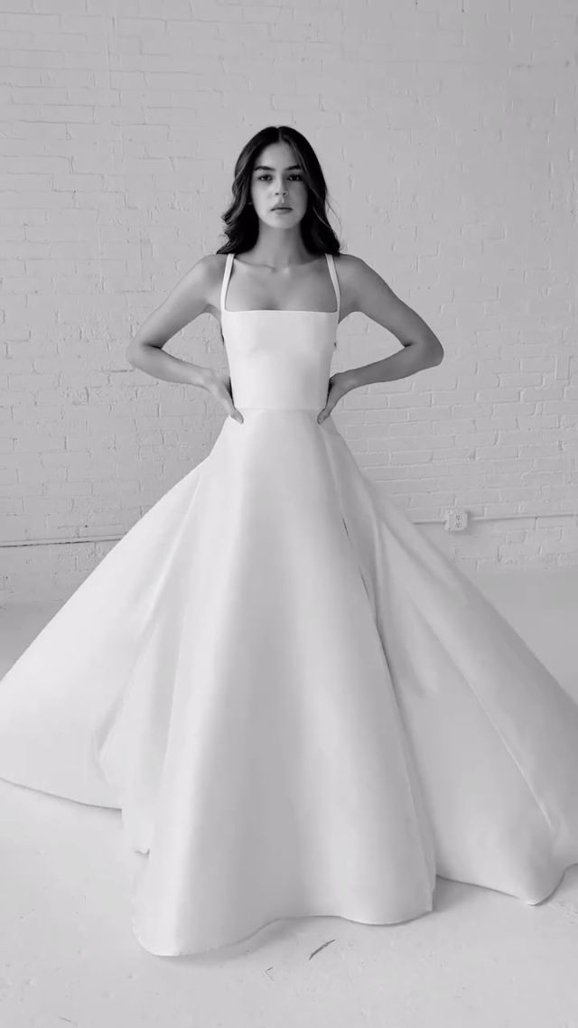 Proof that less really is more.
Gemma Mikado pairs a structured bodice with a full skirt and just the right hint of drama.🔥

—-
#alyssakristin #paperswanbride #nzbride #modernweddingdress