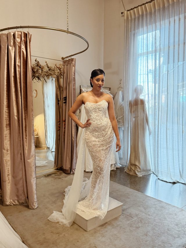 Cartier by @grace_loves_lace is made for you to wear from ceremony to the dance floor! 😮‍💨

Grace Loves Lace Cartier | Sustainable Wedding Dress | Paperswan Bride | New Zealand Bridal