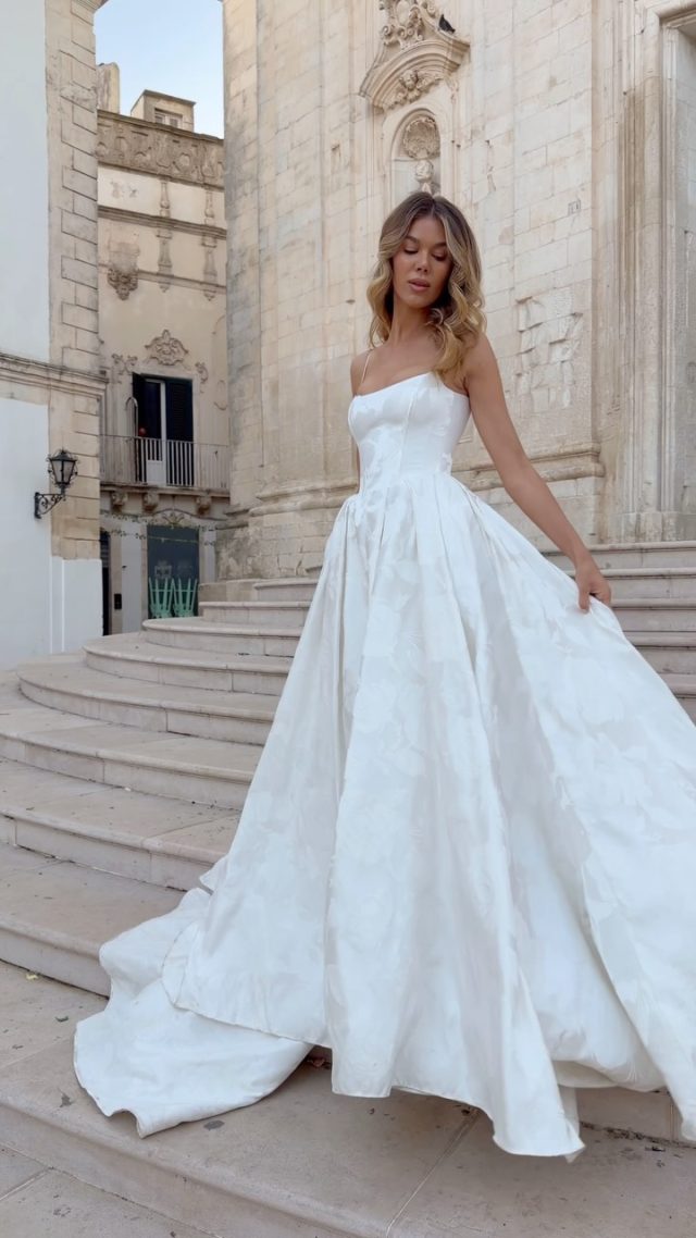 She’s timeless with a little something extra. This is Sarah!

Absolutely obsessed with that fabric 😍

Truvelle | NZ bridal | Textured Wedding Dress | Basque Waist Wedding Dress